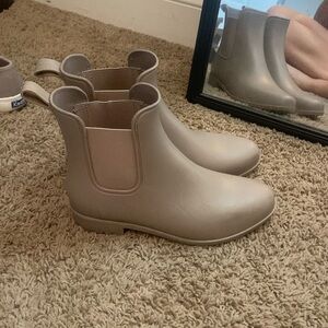 Low top rubber boots